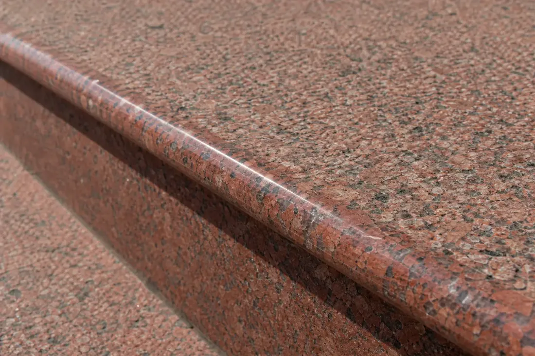 Крыльцо из красного гранита