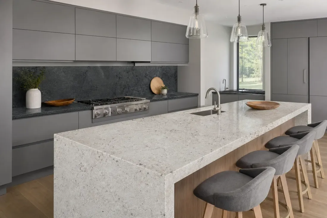 Кухонные столешницы из гранита «Bianco HB» и «Steel Grey»