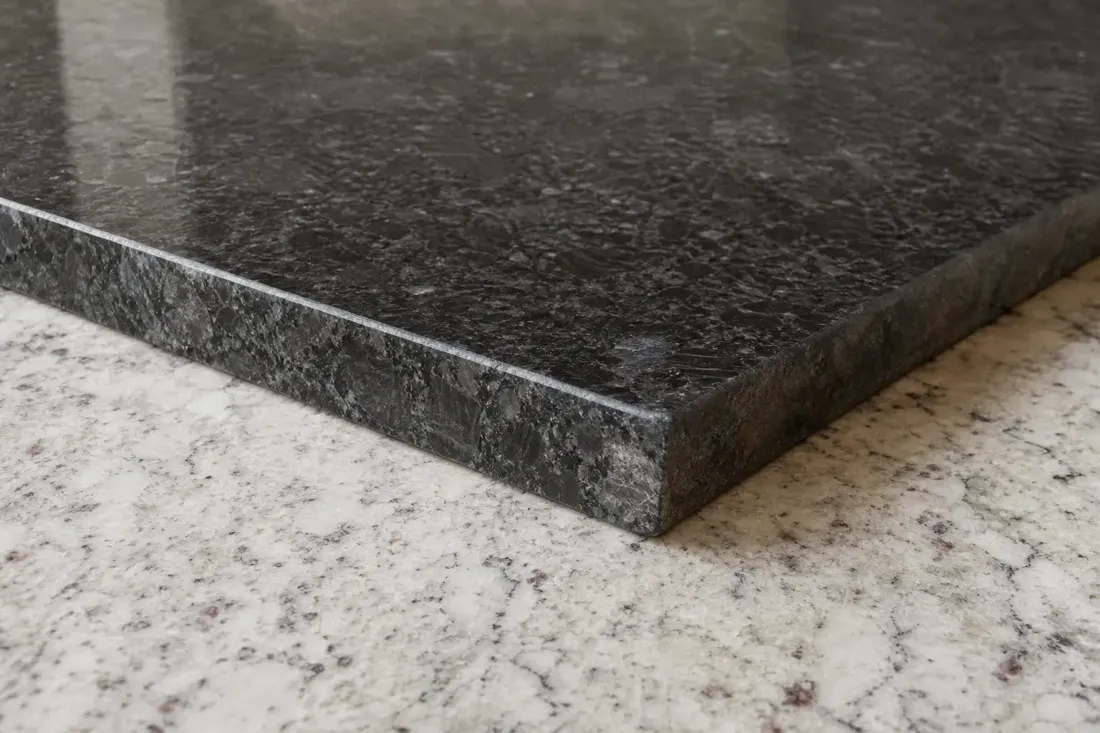 Кухонные столешницы из гранита «Bianco HB» и «Steel Grey»