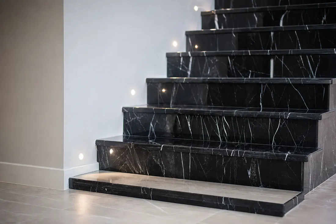 Лестница из чёрного мрамора «Nero Marquina»