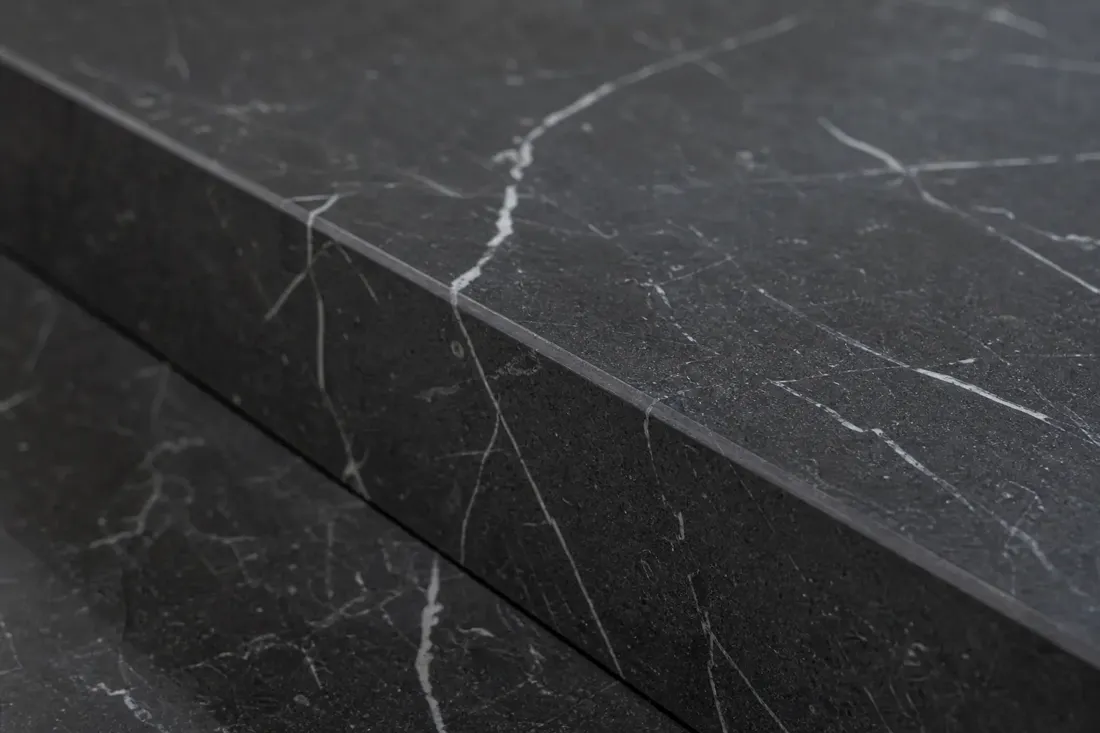 Лестница из чёрного мрамора «Nero Marquina»
