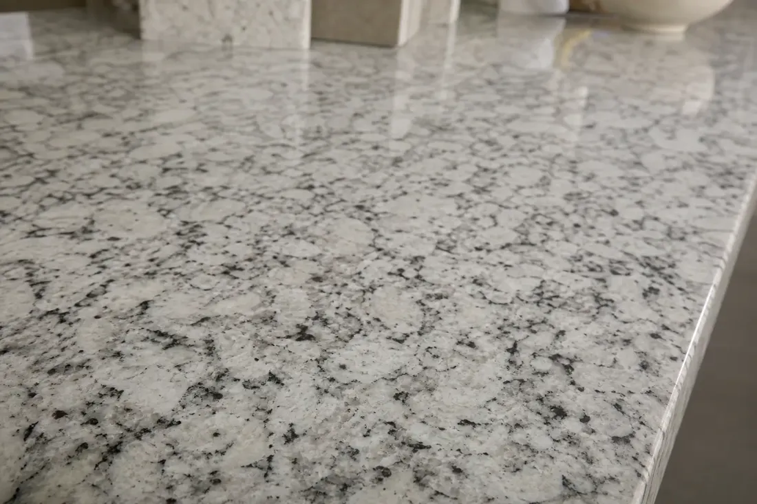 Столешницы для кухни из гранита «Royal White HB»